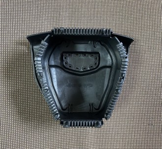 Крышка SRS airbag, накладка подушки безопасности в руль  Geely, крепление - штырьки